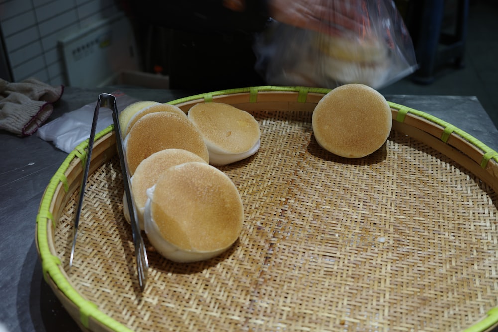 剛出爐的傳統酥餅擺在竹編篩上，是台中常見的伴手禮糕餅
